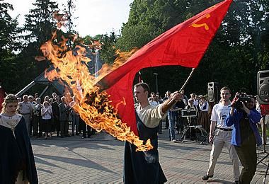 Членов Visu Latvijai! обозвали некрофилами