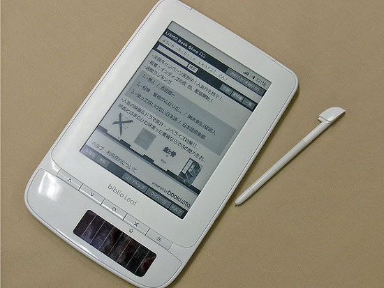Ридер KDDI biblio Leaf SP02 получил солнечную батарею