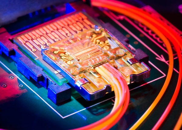 Система оптической передачи данных Intel Light Peak обойдётся без оптических каналов